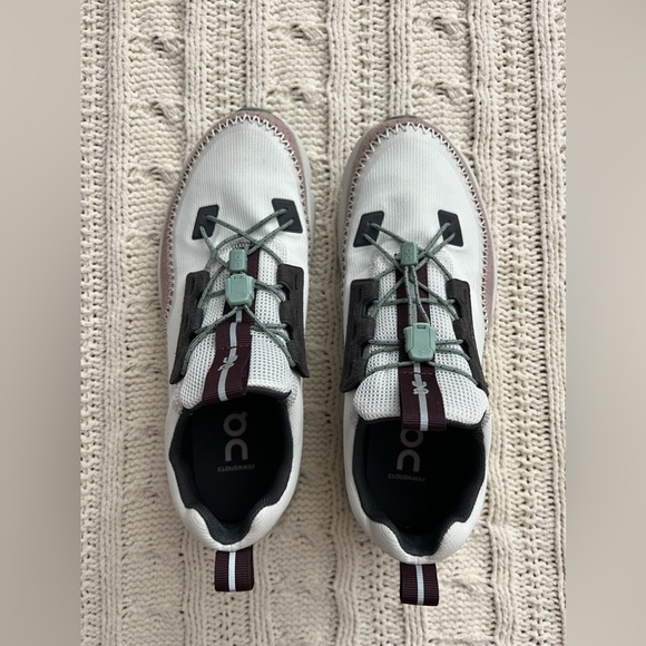 Like new - worn 2x On Cloudaway hiking sneaker, ice/moss, size 8M - Picture 2 of 10